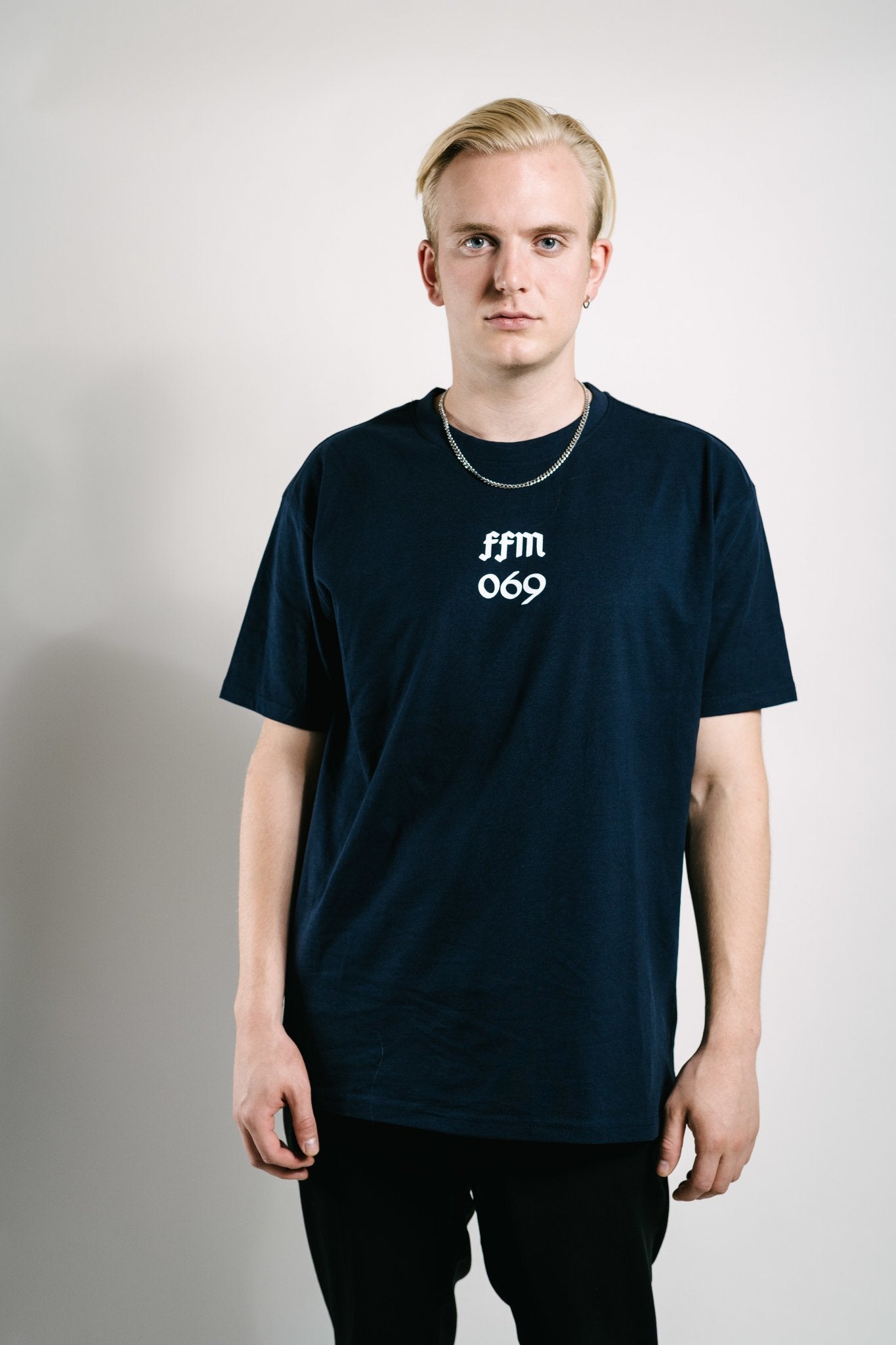 Dunkelblaues T-Shirt mit Adler Backprint