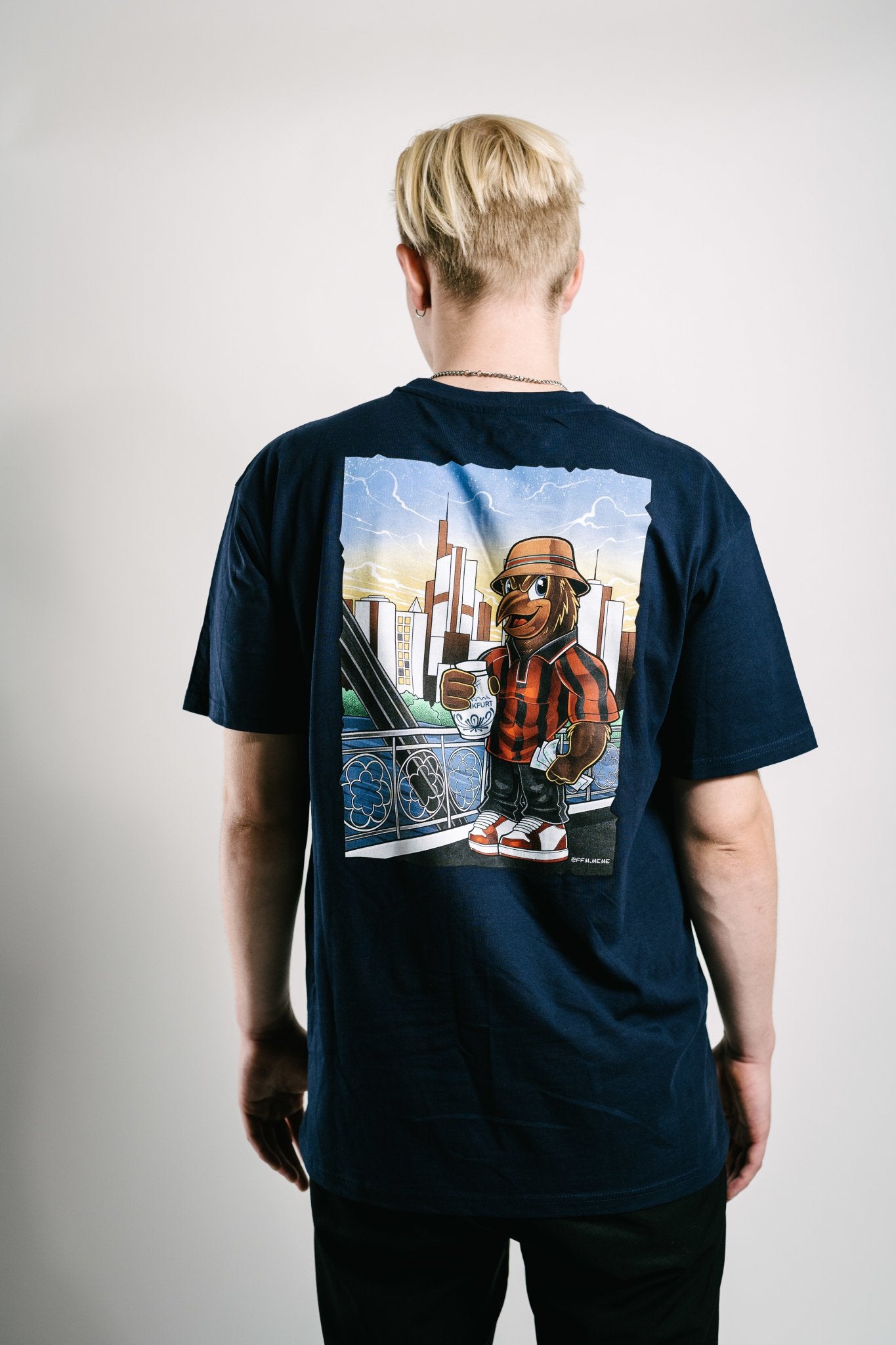 Dunkelblaues T-Shirt mit Adler Backprint