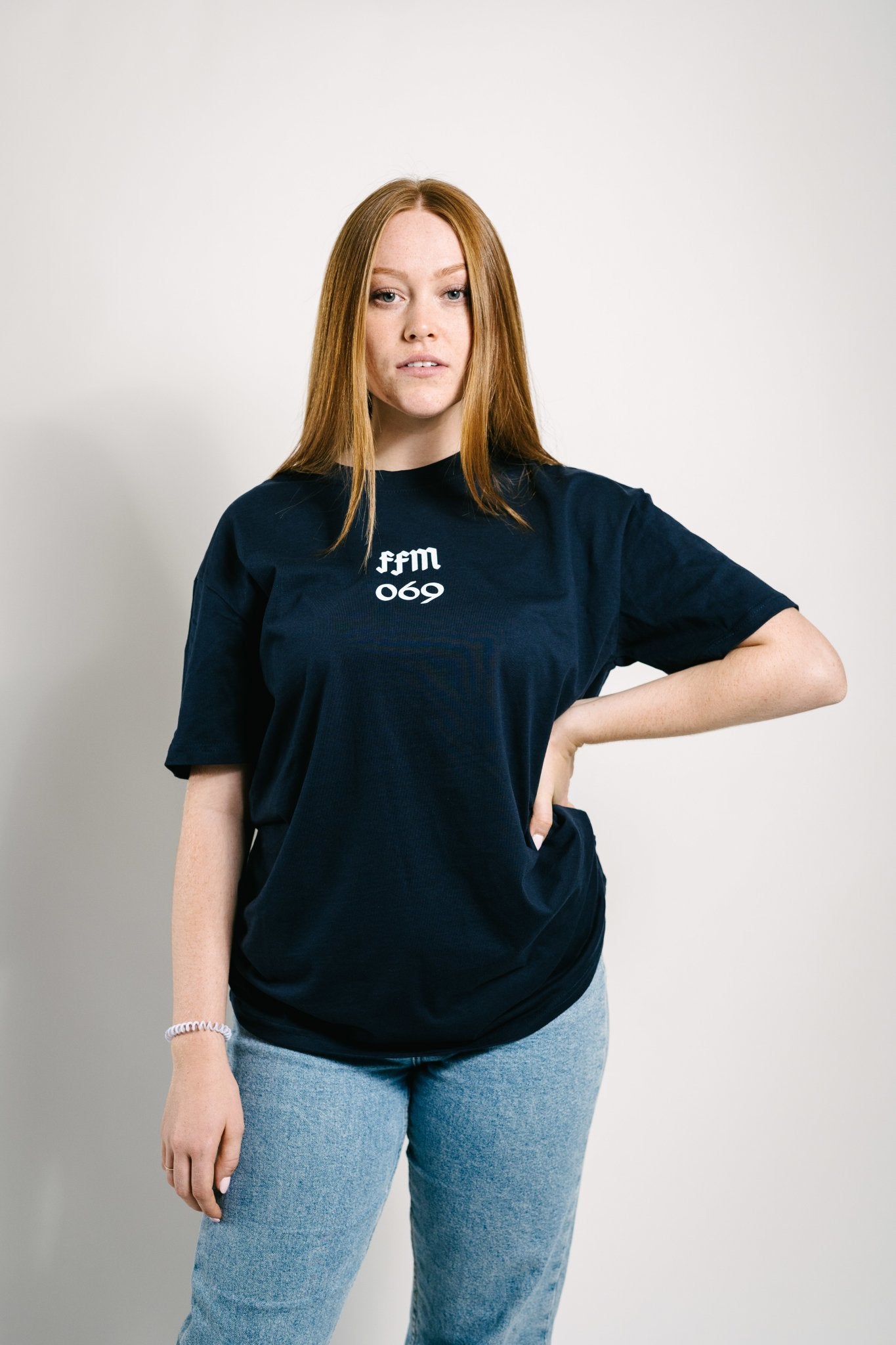 Dunkelblaues T-Shirt mit Adler Backprint