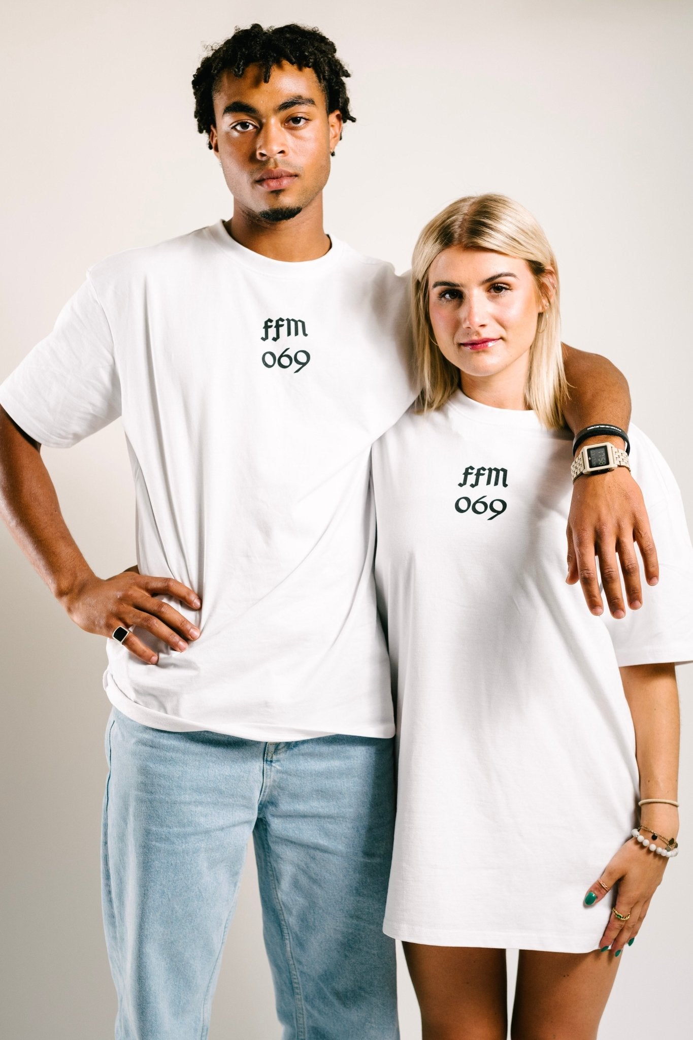 Weißes T-Shirt mit Adler Backprint - Frankfurt am Meme
