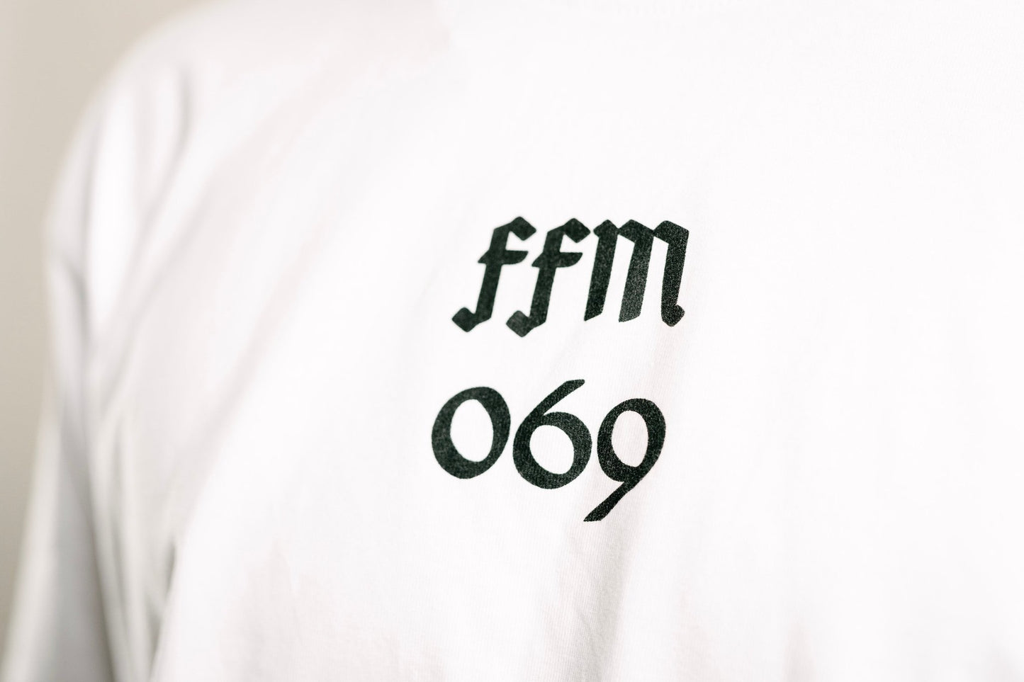 Weißes T-Shirt mit Adler Backprint - Frankfurt am Meme