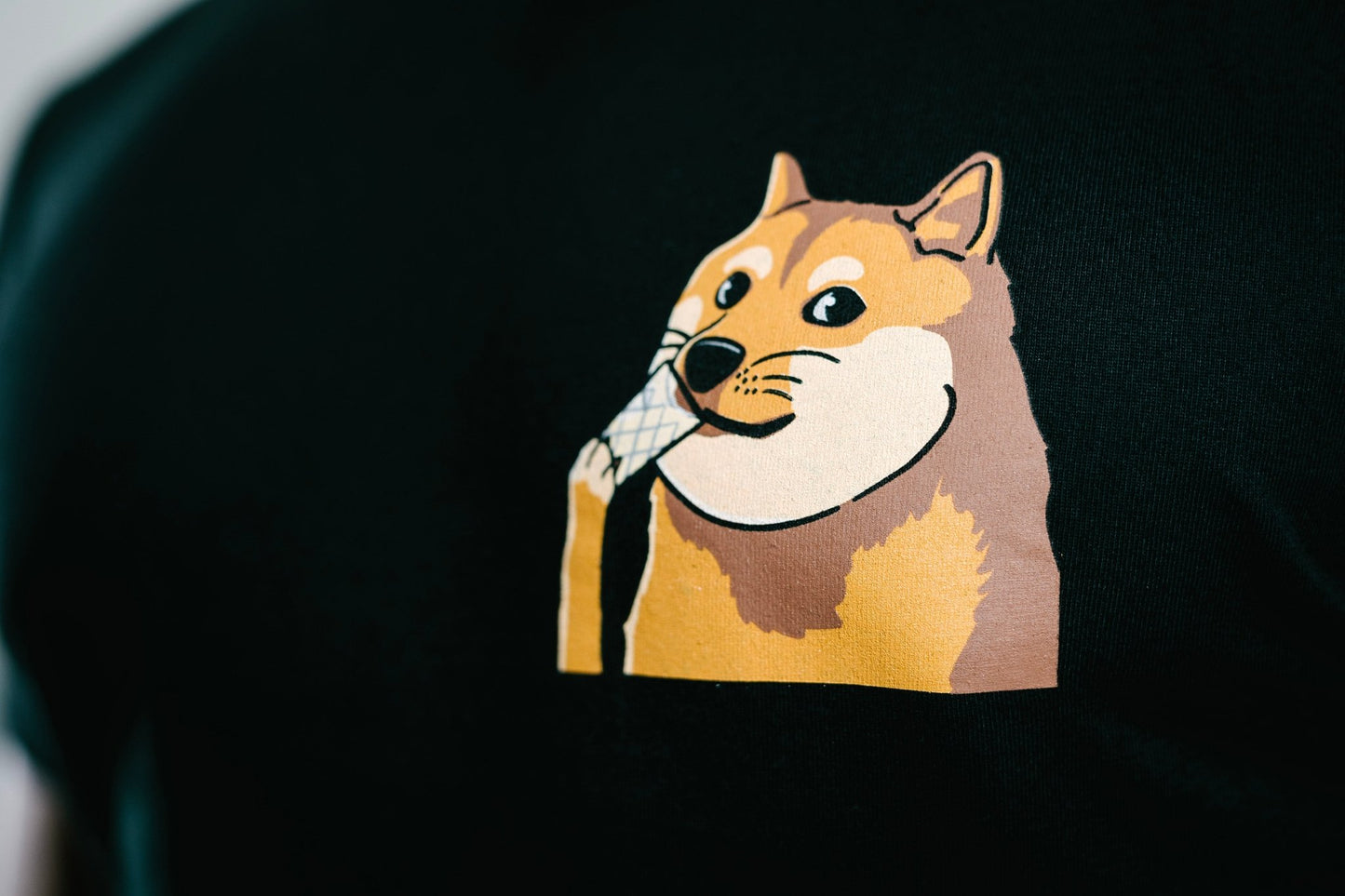 Schwarzes T-Shirt mit Doge Frontprint - Frankfurt am Meme